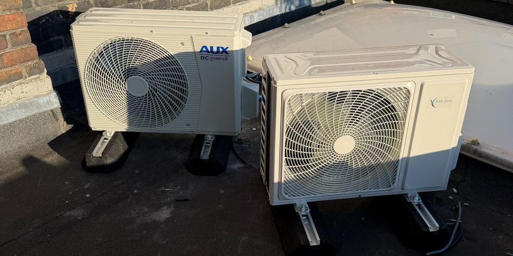 Buitenunits van een warmtepomp op een plat dak